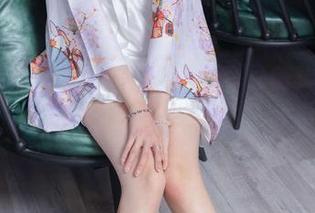BoBoSocks袜啵啵 – 一瓶黑色指甲油的私拍资源：小甜豆的手与脚，谁更吸引？