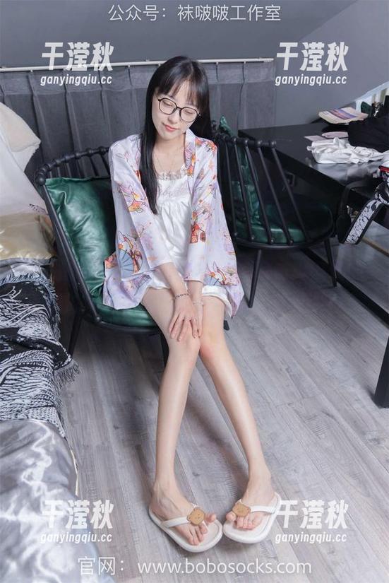 BoBoSocks袜啵啵-小甜豆 BoBoSocks袜啵啵 - 一瓶黑色指甲油的私拍资源:小甜豆的手与脚,谁更吸引?