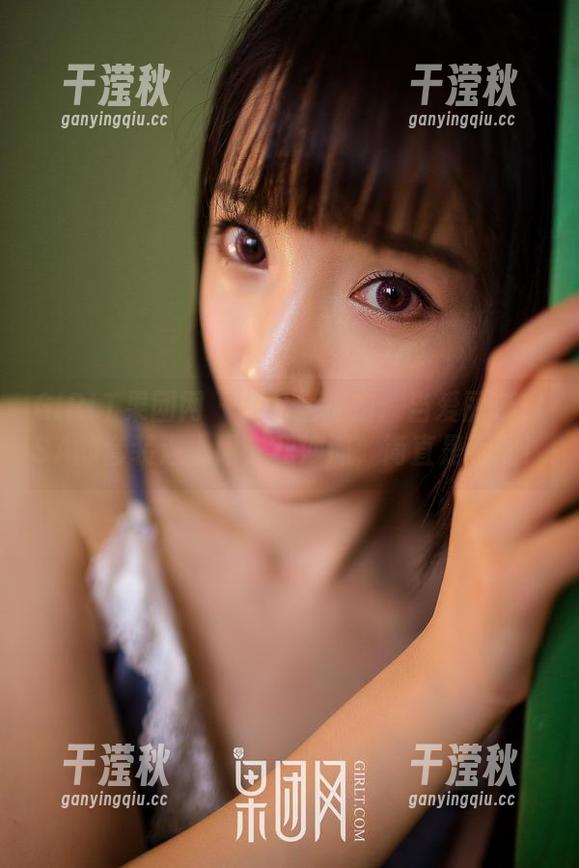 GIRLT果团网-爱丽莎LISA GIRLT果团网 - 作品大揭密:当爱丽莎LISA的套装遇上阳光和沙滩,简直是绝配!