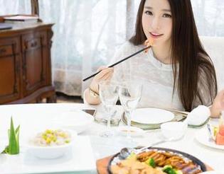 MiStar魅妍社 – Angela小热巴户外套图：记录了她在树下发呆的高光时刻，哈哈，真是没人能拒绝的背影！