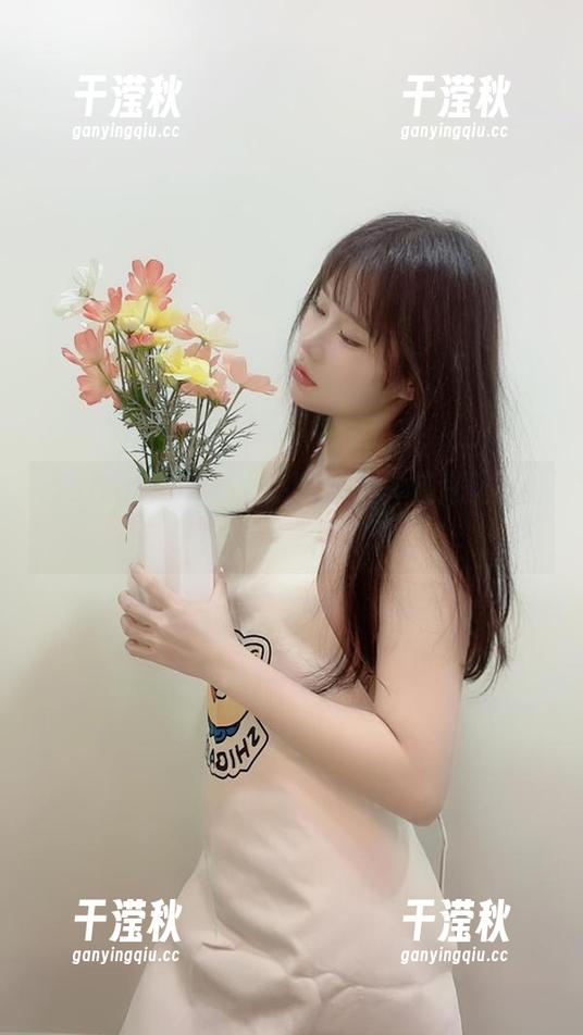 当Sira(시라)遇到吊带写真，究竟是时尚还是在撒娇？