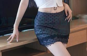 YouMi尤蜜荟 – 丝袜之下的谭小灵：写真中的调皮窥探