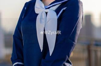Zyra秋的秘书写真：看，她是如何让办公桌变成T台的！