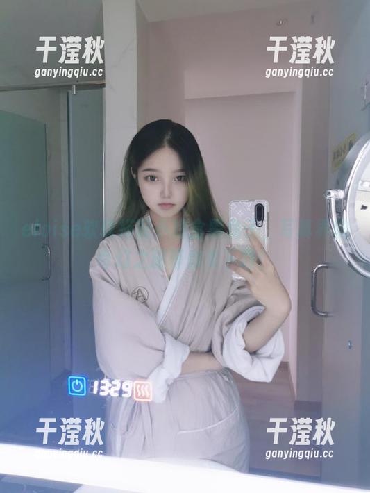 eloise软软 eloise软软搭配小粉盒黑兔子,写真界的奇幻之旅等你来下载!