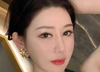 微密圈 – 不爱笑的赛琳与她的红色内衣：图片轻轻搔动心弦，下载更多