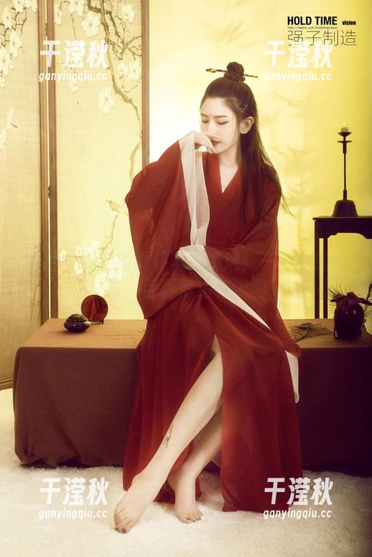 丽柜-潘潘 丽柜 - 潘潘的女仆写真精选:一秒钟的静谧,百种情绪在流淌