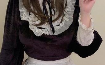 依依超级懒户外写真：她居然把草地和树木也照得这么好看，心情都跟着飞扬起来了。