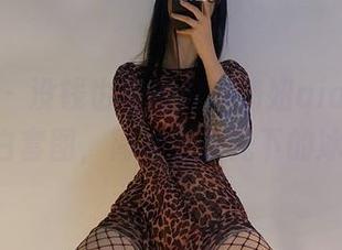 微密圈 – 没钱也能欣赏！俏妞qiaoniu66的纯白套图，简直像阳光下的冰淇淋！