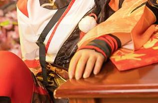 喵喵的喵吖最新写真：这礼服让我忍不住想为你喝彩！
