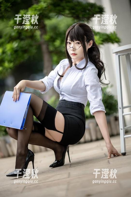 坏露露香宝 在坏露露香宝的美图分享里,丝袜西装诱惑无处不在!