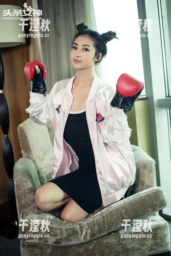 头条女神-松果儿 头条女神 - “白衬衫与松果儿:新的写真集更新,不知为何心跳加速!”有点小紧张...