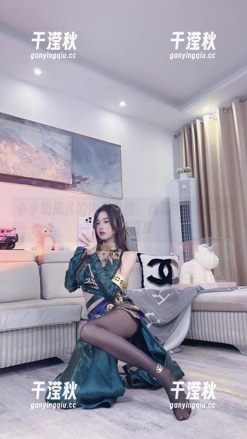 小小奶瓶儿的内衣套图：优雅中带着一丝小小的调皮