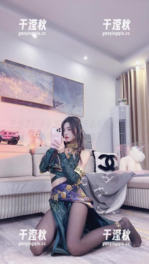 小小奶瓶儿 更新了!小小奶瓶儿白开水毛衣定制版,原图一出,谁受得了。
