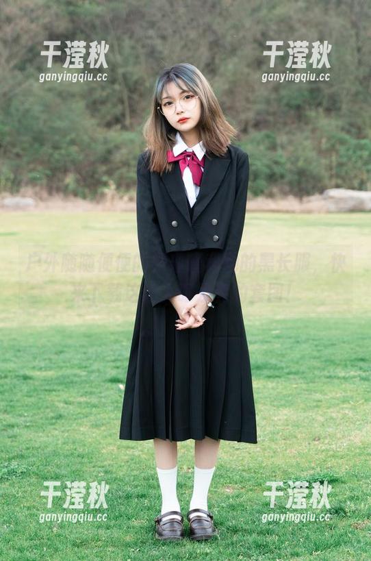 梨瑾瑾 户外随随便便的梨瑾瑾和她的黑长服,快来下载这让人眼发亮的套图!