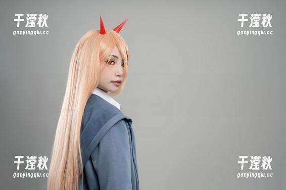 爆机少女喵小吉 从动漫到现实:爆机少女喵小吉的链锯人玛奇玛写真,带你开启不一样的视觉之旅!