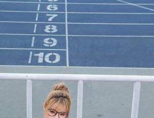 爱丝 – 私房写真中的裸足哲学：何冉教你如何让脚丫子绽放魅力！