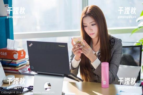 爱蜜社-莉娜lena 爱蜜社 - 短裙X莉娜lena:在线解锁资源的时尚密码