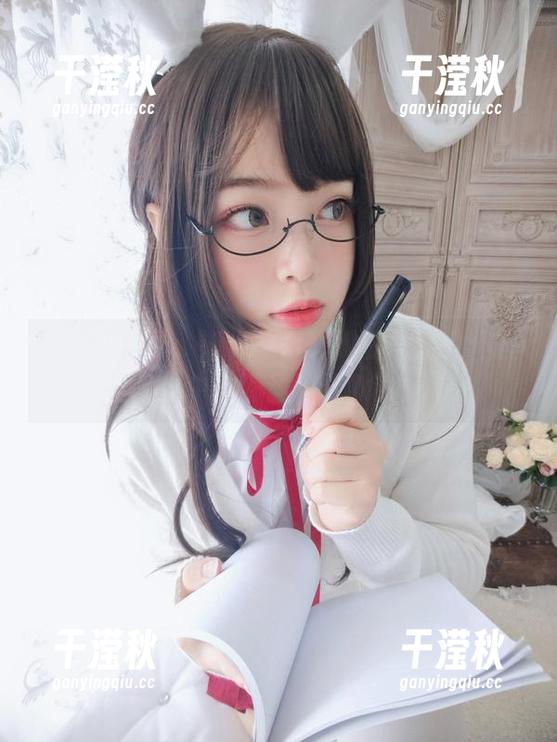 白烨烨 写真小心机:如何在白烨烨的傲娇女仆长中找到甜甜圈?
