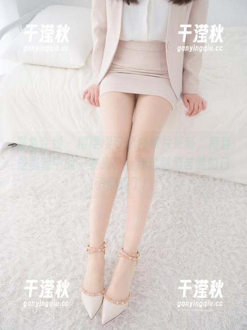 紧急企划 - 樱樱樱可黑白照片更新，简直是黑暗中的一束光，让我这愁眉苦脸的日子都亮了！