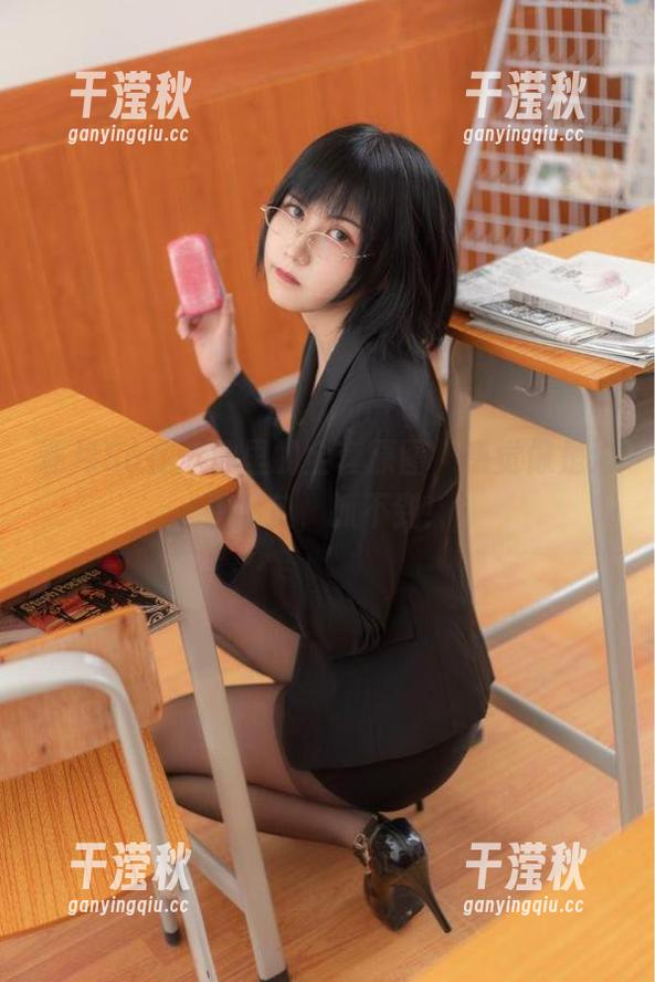 逐月Su 逐月Su在泳池里的全套原图,感觉像是海里捞鱼,抓不到!