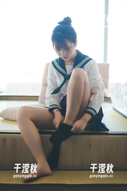 镜酱 又来了!镜酱的JK系列更新,图片中那份懒散的魅力,真是让人捉摸不透。