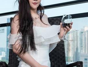 青豆客 – 刘飞儿Faye私拍：妹妹的姿态挑逗着每一双眼睛。