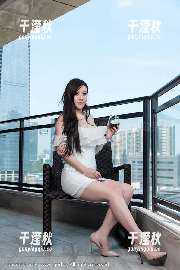 青豆客-刘飞儿Faye 青豆客 - 刘飞儿Faye私拍:妹妹的姿态挑逗着每一双眼睛。