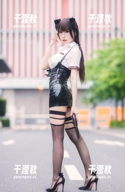 香草喵露露 最新浮出水面的写真,香草喵露露带着旗袍,让我明白了,什么叫“穿衣服就是一种勇气”!