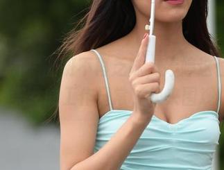 魔镜街拍 – 上班不再乏味，婷婷这位OL黑丝美女的工作日常，快来围观！