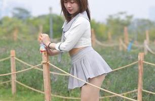 魔镜街拍 – 在寒风中绽放的定制极品肉丝：婷婷的圣诞美丽秘籍，快来偷学！