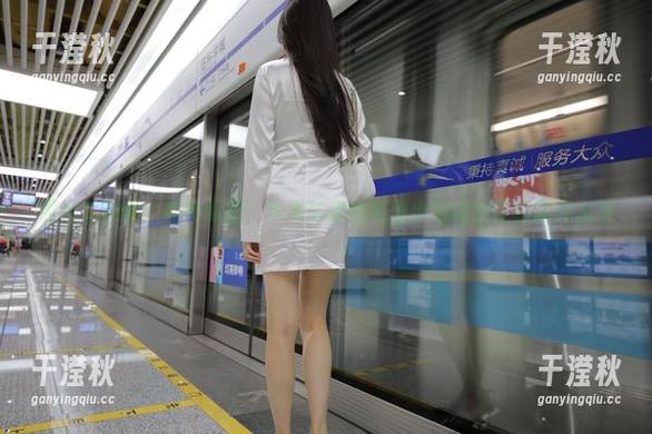 照片大揭秘：魔镜街拍，牛男与清秀亮丝小姐姐的梦幻邂逅合集