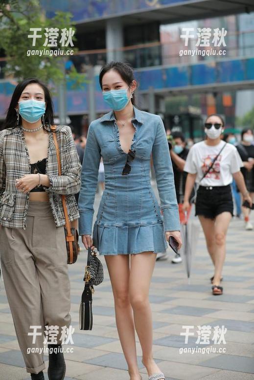 魔镜街拍 魔镜街拍:最新美图!穿上包臀裙的制服小姐姐,让教室一瞬间时尚风暴来袭!
