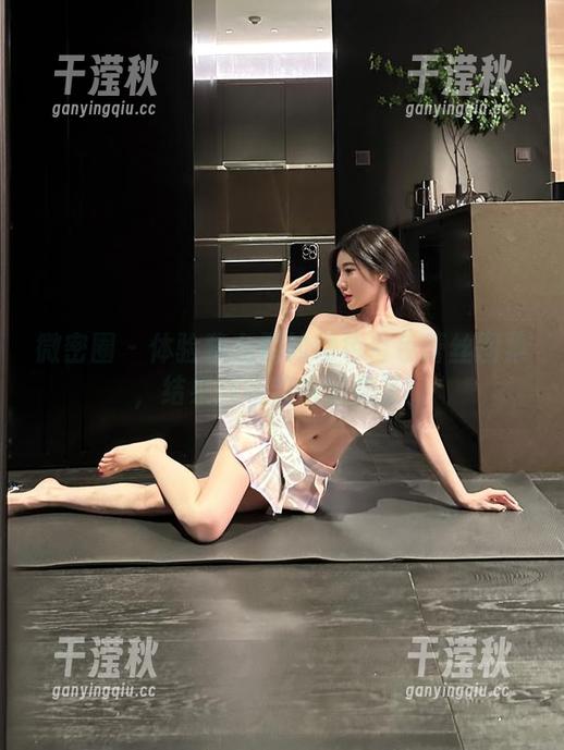 黎允熙 微密圈 - 体验黎允熙的绿色白色蕾丝图集,结果我也变得轻盈了!